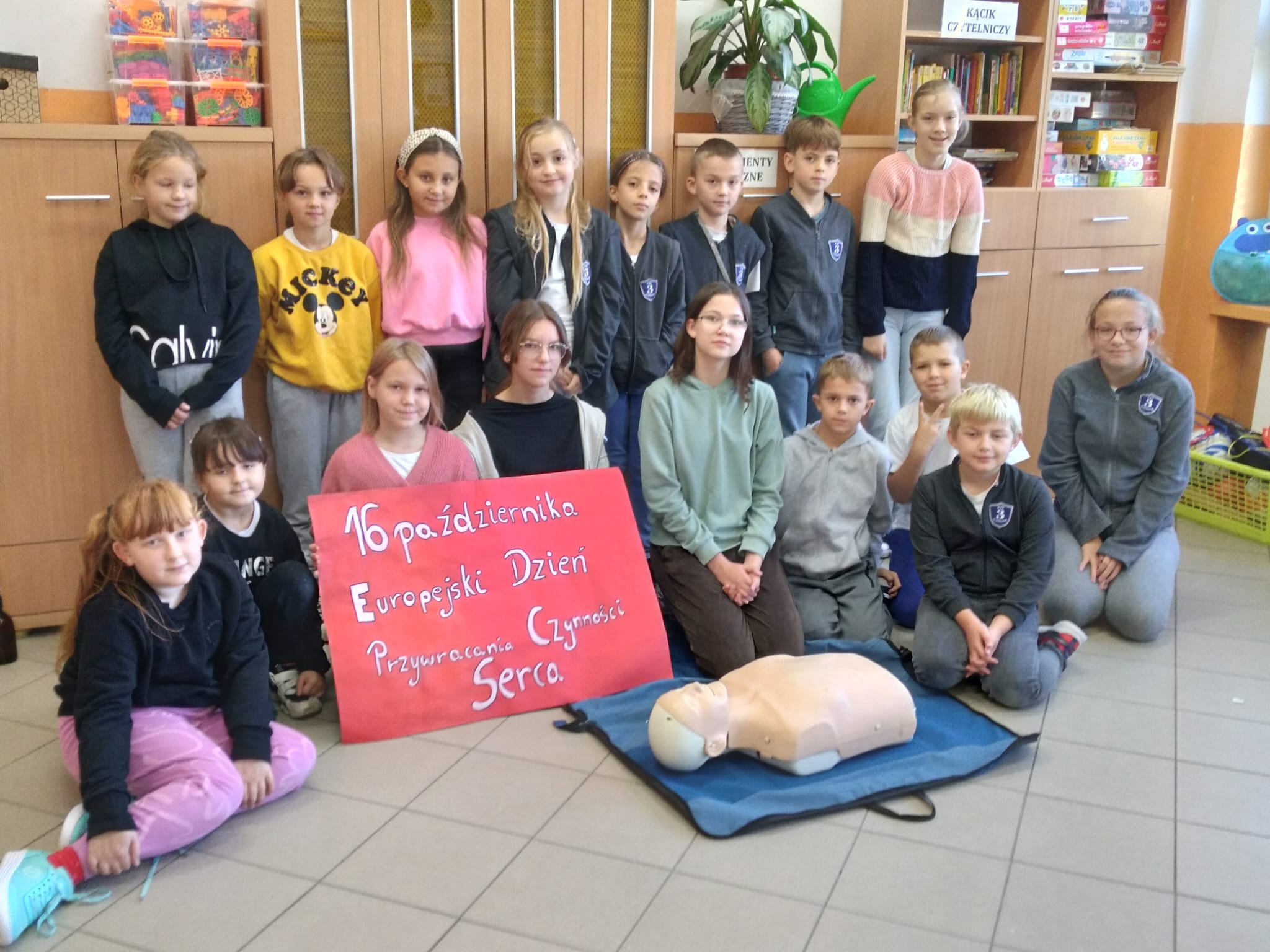 Uczniowie ze strzegomskiej „trójki” szkolili rówieśników z pierwszej pomocy [FOTO] 